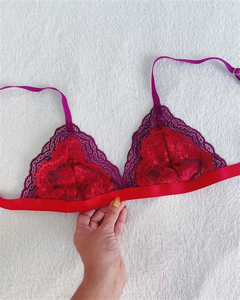 Conjunto lingerie top triângulo renda tanga renda roxo e vermelho vovó Giovana Lingerie