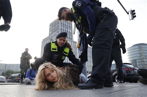 Hilarious Video Shows Cops Struggling To Chase Down Naked Woman Dave And Chuck The Freak