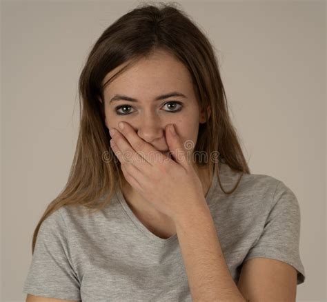 Portrait De Fille D Adolescent Choqu E Par Souci Avec Des Gestes