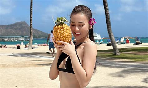 Phương Oanh diện bikini cắt khoét cùng váy xẻ cao bỏng mắt Ngôi sao