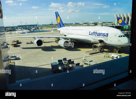 Airbus A German Carrier Lufthansa Fotos Und Bildmaterial In Hoher