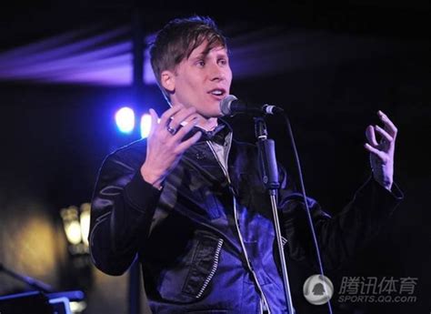 Hot boy nhảy cầu nước Anh lộ diện bạn trai tin đồn