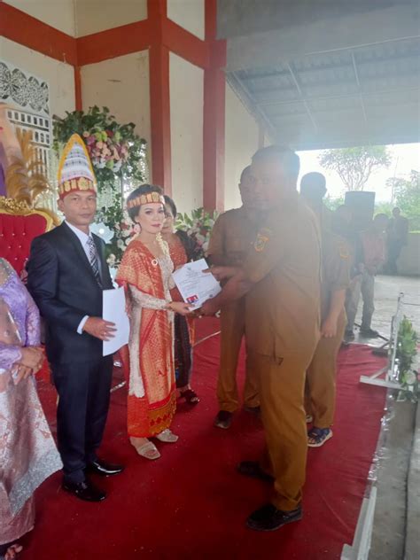 Dinas Dukcapil Dairi Bagikan Akta Perkawinan Dua Pasang Pengantin Baru