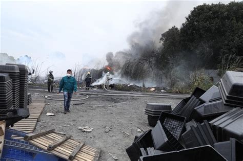 Major fire in scrapyard near Thanh Trì Bridge, Hà Nội