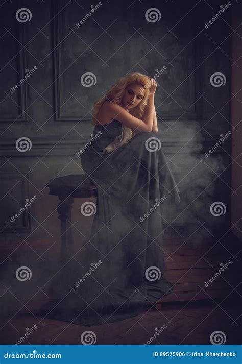 Une Fille Blonde Dans Une Robe Bleue Luxueuse Photo Stock Image Du Longtemps Robe