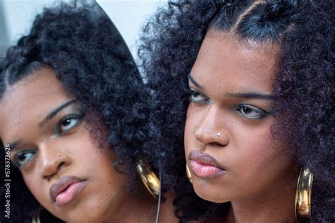 Mujer Joven Latina Con El Pelo Rizado Y Un Vestido De Tirantes De Varios Colores Posando Delante
