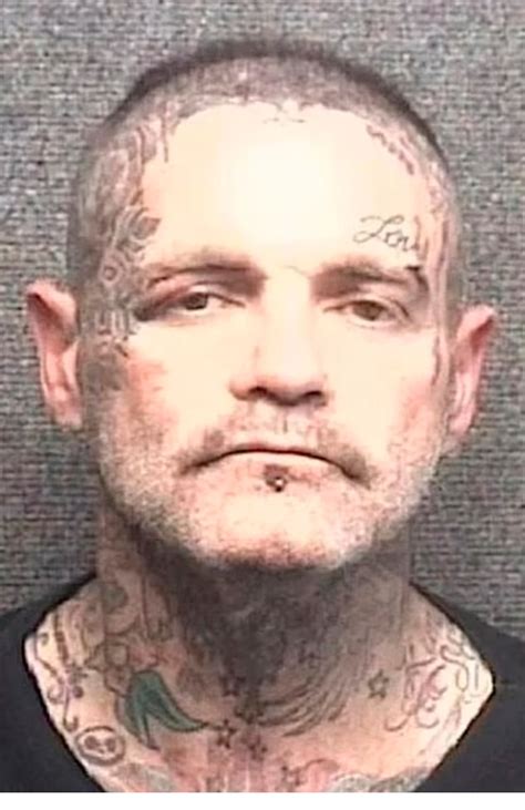 Vocalista e sex symbol dono de hit dos anos 2000 aparece irreconhecível ao ser preso por