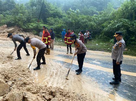 Longsor Di KM 81 Jalan Sumbar Riau Kapolres Kampar Koordinir