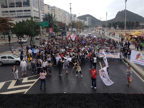 G1 Professores em greve fazem ato na Praia de Copacabana notícias