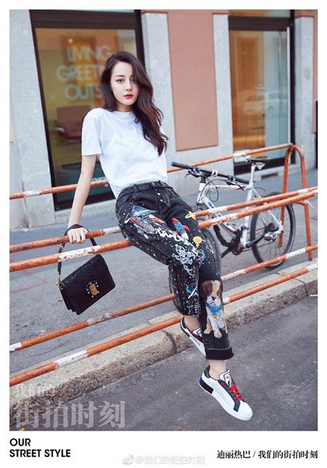 Địch Lệ Nhiệt Ba khoe ảnh selfie ngay lập tức hot hòn họt vì quá xinh