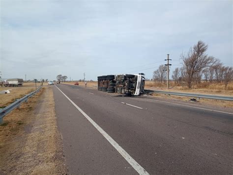 Un Camionero Oriundo De La Plata Muri Tras Volcar En Ruta A Metros