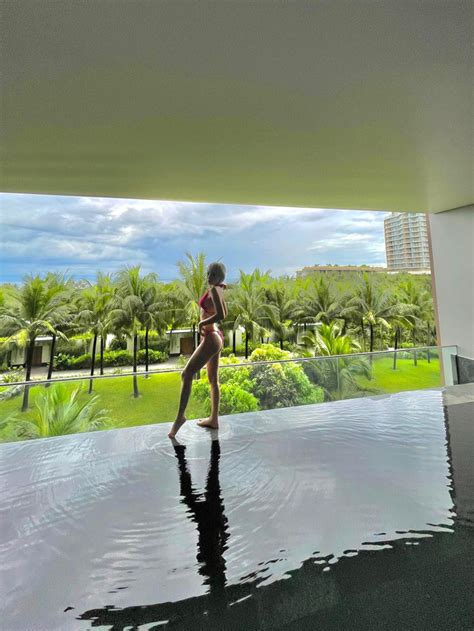 Tóc Tiên diện bikini sexy khéo léo khoe cơ bụng số săn chắc Saostar vn