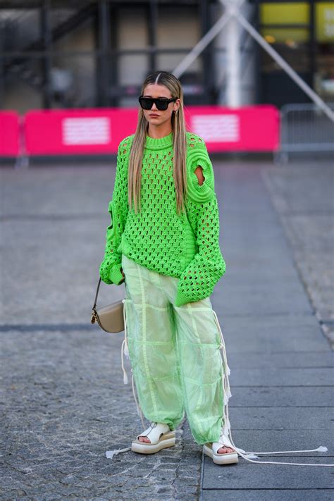 Trendy na jesień i zimę 2022 podarte swetry w rockowym klimacie jak Kurt Cobain Sex Pistols