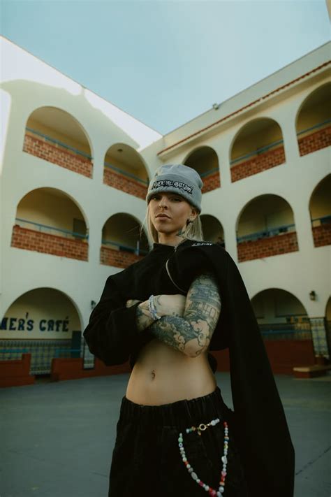 Quién es Young Miko Lo que debes saber sobre la siguiente líder de la música latina Ver a mi