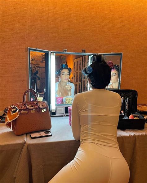 Con lencería nude y sin nada arriba Georgina Rodríguez hizo estallar el algoritmo de Instagram