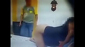 Una esposa infiel trata de seducir al técnico de TV XVIDEOS