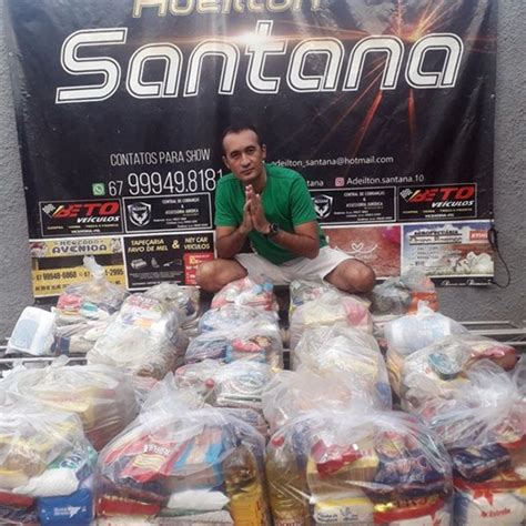 LIVE SOLIDÁRIA Cantor Adeilton Santana arrecada alimentos para