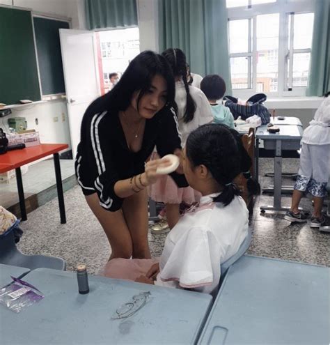 Hot mom nổi tiếng đến trường trang điểm cho con diễn văn nghệ gây phản cảm vì diện đồ quá hở hang