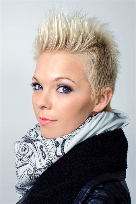 Flippige Kurzhaarfrisur Mit Platinblonden Haaren Blonde Kurze Haare