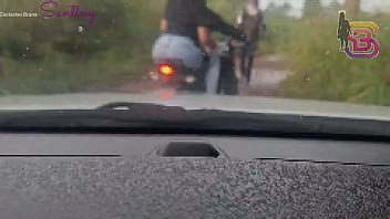 Meu marido fardado passou na frente do carro que eu estava dando e não viu XVIDEOS