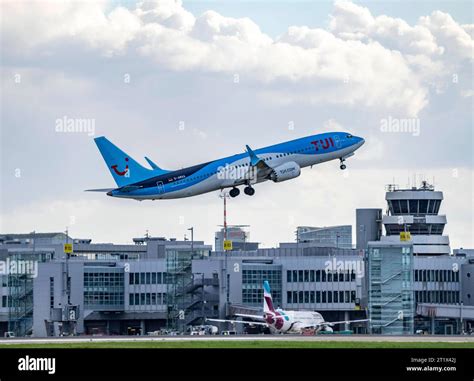 TUIfly Boeing 737 Max 8 D AMAA Beim Start Auf Dem Flughafen