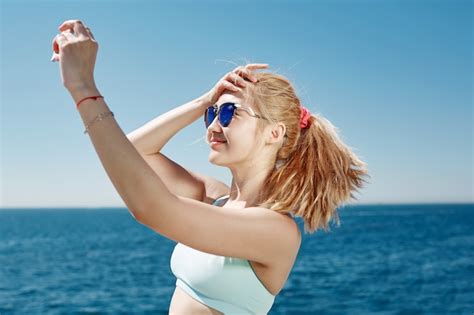 Femme Blonde Prenant Selfie Sur La Plage Photo Gratuite