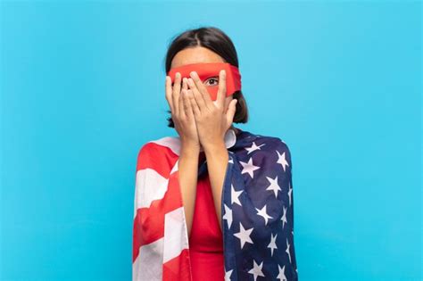 Jovem Latina Se Sentindo Assustada Ou Envergonhada Espiando Ou Espionando Os Olhos