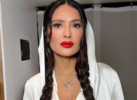 Pozowa A Na Schodach Mia A Na Sobie Bikini I A Urow Sp Dnic