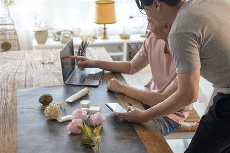 Joven Pareja Gay Sonriente Trabajando En Un Nuevo Proyecto Y Filmando Imágenes De Un Nuevo