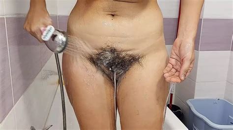 Sexy esposa amateur se afeita el coño peludo Esposa de coño peludo