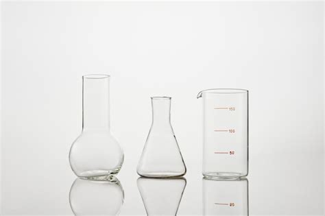 Nome De Vidro Gigante Para Laboratorio - Coleção de vidro químico em laboratório em um fundo branco. tubos de ...