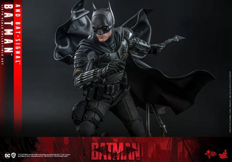 The Batman Hot Toys Reveals Its Awesome Batman And Bat Signal