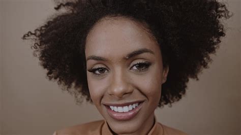 Primer plano de una joven afro latina sonriente alegría positiva y amor