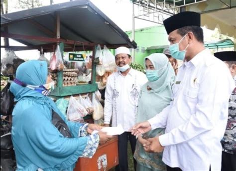 Sepuluh Pedagang Sayur Keliling Terima Zakat Untuk Modal Usaha Top Satu