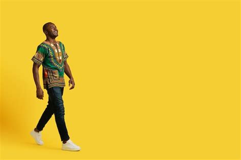 Heureux Homme Noir Mature Marchant Vers L Espace De Copie Fond Jaune Photo Premium