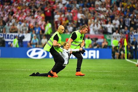 Incarc R Es Apr S Avoir P N Tr Sur La Pelouse Lors De La Finale Du Mondial Les Pussy Riot Ont