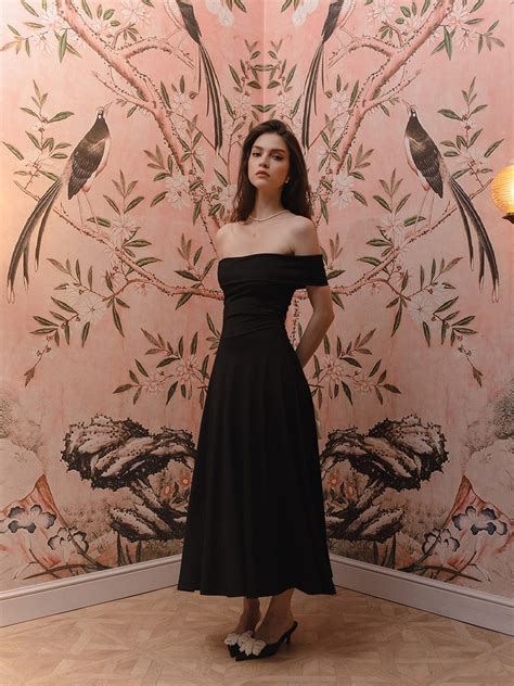 Приталенное платье миди с открытыми плечами :: LICHI - Online fashion store