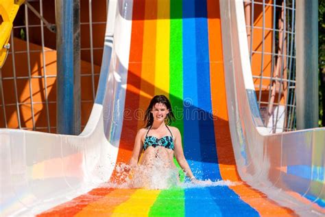 Femme Dans Le Bikini Glissant Le Parc Aquatique Image Stock Image Du Amusant Joie