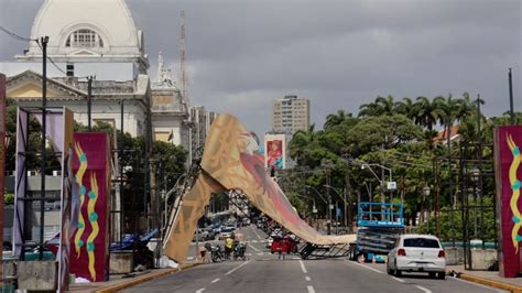 Estrutura de decoração carnavalesca despenca em carro no Recife