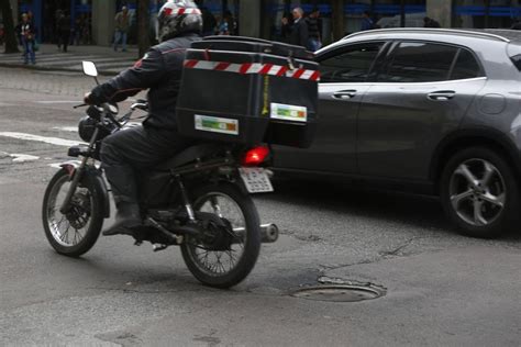 Desn Veis Em Bueiros Formam Pequenas Crateras No Asfalto De Curitiba