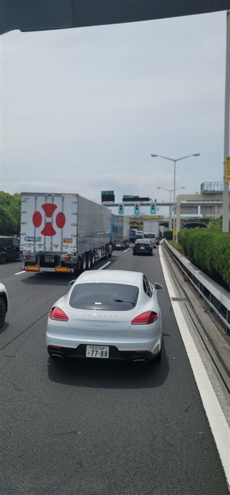 首都高速湾岸線 東扇島付近で事故「車が大破して破片が散乱してる、神奈川1号横羽線でもバイクが吹っ飛び人が大の字で倒れてて通行止め」車線規制で