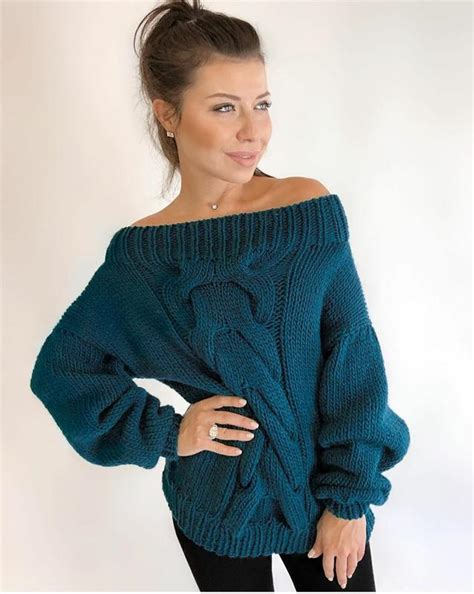 Трикотажная кофта со спущенным плечом - 96 фото