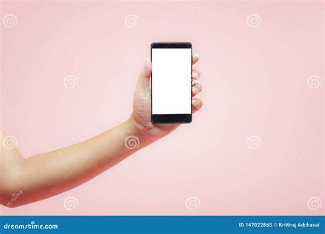 Smartphone Van De Handholding Met Het Witte Lege Scherm Op Roze