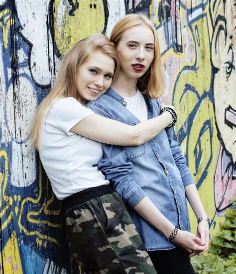 Twee Blonde Het Echte Tiener Hangen Uit Bij De Zomer Samen Beste Vrienden Het Concept Van