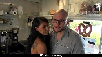 GF exhibitionnistes sexy sont payés en espèces pour une baise publique XVIDEOS