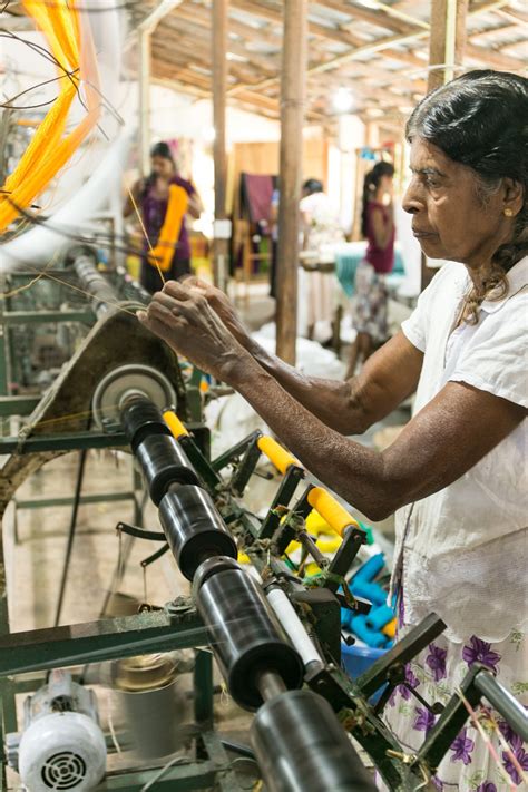 මේ ඉන්නේ Sooriya Weaving Sri Lankan Handloom Sarees