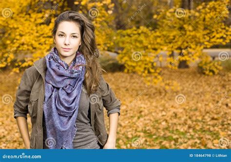 Jonge Brunette In Het Park Bij Daling Stock Foto Image Of Wijfje Gebladerte