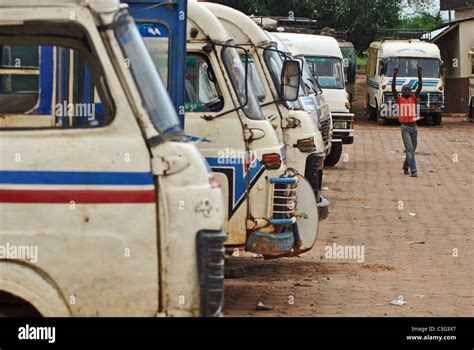 Autobuses Estacionados Fotografías E Imágenes De Alta Resolución Alamy