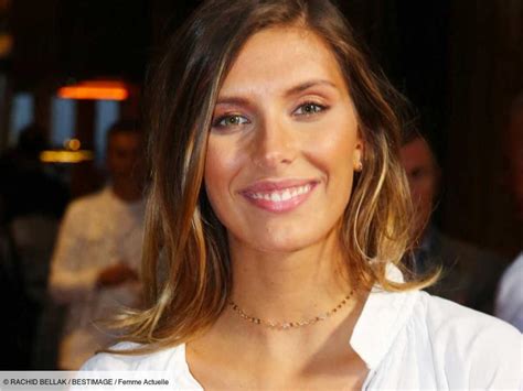 Camille Cerf se dévoile jambes nues en mini robe chemise et bottines