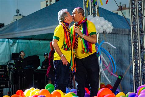 Primeiro casal gay a ter união estável no Brasil celebra 35 anos juntos em Curitiba